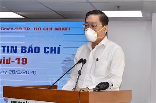 Ông Nguyễn Tấn Bỉnh, Giám đốc Sở Y tế Thành phố Hồ Chí Minh thông tin về tình hình dịch bệnh COVID-19 trên địa bàn. Ảnh: TTXVN phát