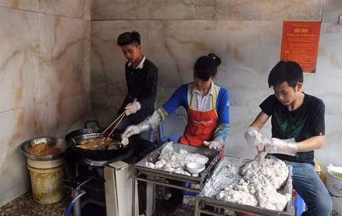 Sau khi giã, mực được viên thành từng miếng rồi chiên vàng.