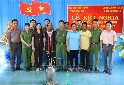 Cán bộ Phân trại số 1, trại giam Gia Trung và dân làng ChRơng II chụp ảnh lưu niệm tại lễ kết nghĩa. Ảnh: Hoài Nam – TTXVN.
