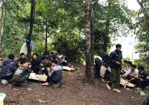Từ sớm, người dân trong thôn đã mang lễ vật vào rừng. Tự làm vàng mã để phục vụ Lễ cúng rừng. Đồ tế lễ do mọi người trong thôn mang đến góp. Sắp lễ lên bàn thờ cúng rừng. Thầy bắt đầu bài cúng trong phần lễ. Lễ cúng rừng giúp bà con dân bản biết chăm sóc và bảo vệ rừng tốt hơn. Trong khu vực rừng tại Dền Sáng còn rất nhiều cây nguyên sinh cổ thụ được người dân bảo vệ và chăm sóc. Mọi người ăn uống sau lễ cúng rừng.