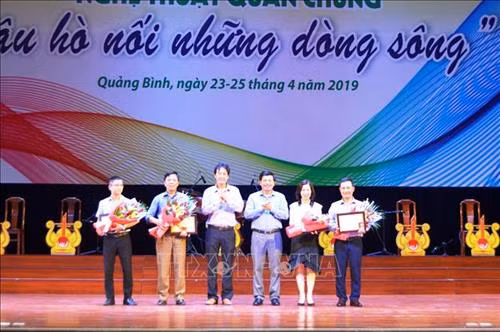 Ban tổ chức trao Huy chương Vàng Chương trình cho 4 đoàn có thành tích xuất sắc. Ảnh: Võ Dung-TTXVN