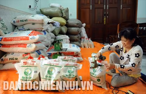 Đóng gói sản phẩm lúa hữu cơ chất lượng cao tại hộ gia đình ông Nguyễn Anh Đức, thành viên HTX nông nghiệp Đức Bình (xã Đức Bình, Tánh Linh, Bình Thuận)
