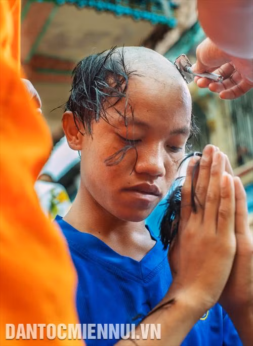 Xuống tóc đi tu