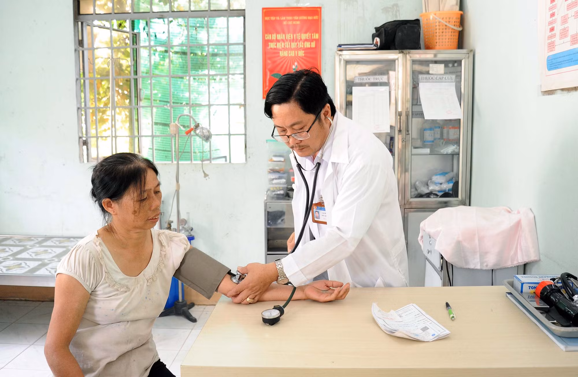 Khám bệnh cho người dân tại Trạm y tế xã Bình Hiệp, Ấp Ông Nhan Tây, xã Bình Hiệp, thị xã Kiến Tường (Long An). Ảnh: An Hiếu