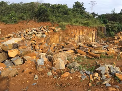 Một góc công trường khai thác đá trái phép ở xã Đắk Nia, thị xã Gia Nghĩa, tỉnh Đắk Nông.