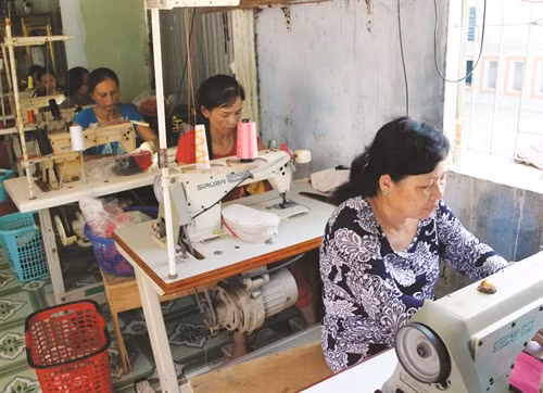 Hơn 10 năm qua, xưởng may của gia đình anh Nguyễn Khánh Hưng, ấp An Bình giải quyết việc làm thường xuyên cho hàng chục lao động địa phương