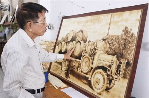 Ông Võ Văn Tạng với bức tranh vừa mới hoàn thành.