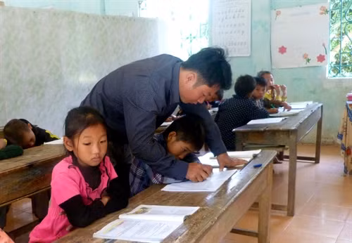 Thầy Trần Hải Nam vượt khó bám trường cùng các em học sinh ở Điểm trường Đoàn Kết, Trường Tiểu học Đạo Viện, huyện Yên Sơn
