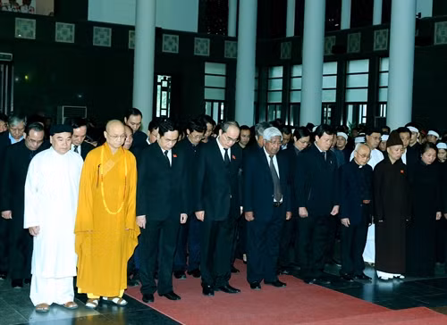 Đoàn đại biểu Ủy ban Trung ương Mặt trận Tổ quốc Việt Nam do Chủ tịch Đoàn Chủ tịch Ủy ban Trung ương Mặt trận Tổ quốc Việt Nam Nguyễn Thiện Nhân dẫn đầu viếng đồng chí Trương Quang Được. Ảnh: Thống Nhất-TTXVN