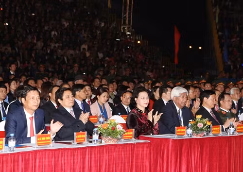 Chủ tịch Quốc hội Nguyễn Thị Kim Ngân và các đại biểu dự Lễ Kỷ niệm 80 Ngày truyền thống công nhân vùng mỏ - Truyền thống ngành than (12/11/1936 - 12/11/2016). Ảnh: Trọng Đức – TTXVN