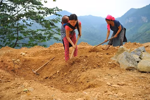 Để làm được một ngôi nhà vững chãi, bền lâu thì người Mông luôn tỉ mẩn trong giai đoạn làm móng nhà. Trước tiên, họ chọn loại đá núi bằng phẳng đem về đặt móng nhà. Móng nhà được đào sâu khoảng 1m rồi kè bằng đá kết hợp với chất kết dính là đất trộn nhuyễn lên cao hơn mặt sân khoảng hai gang tay.