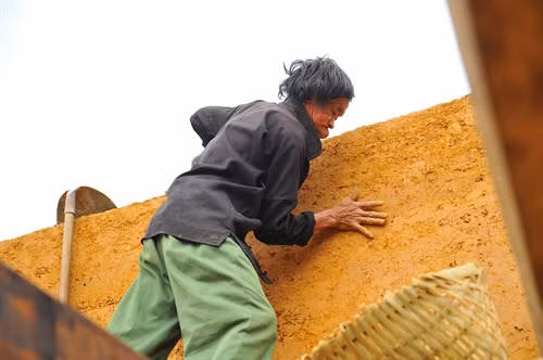 Với sự khéo léo, điêu luyện của đôi tay cùng sức mạnh của người dân tộc Mông, những bức tường phía ngoài dần hiện lên một cách chắc chắn, vững chãi, phẳng phiu, các góc tường – cửa đi – cửa sổ sắc nét.