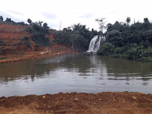 Thác Cột Đá bị biến thành một ao nước lớn hàng nghìn mét vuông. Ảnh: Hưng Thịnh - TTXVN