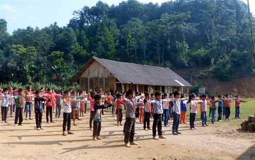 Giờ thể dục của các em học sinh Điểm trường Đoàn Kết, Trường Tiểu học Đạo Viện, huyện Yên Sơn