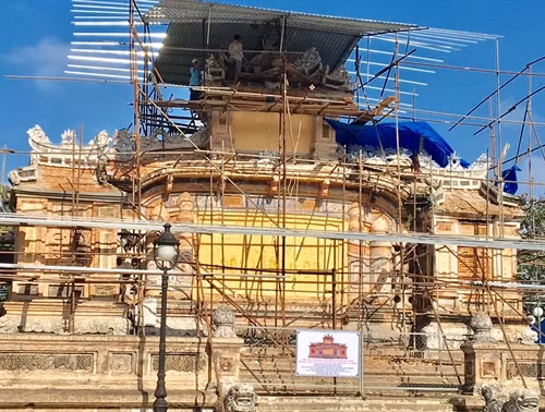 Bia Quốc học dự kiến hoàn thành vào tháng 1/2017.