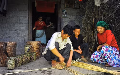 Người thợ ở đây từ xa xưa đã rất khéo léo và tinh tế trong việc phối hợp các loại vật liệu để sản phẩm được tạo ra không chỉ đa dạng mà còn lưu giữ được nhiều nét tự nhiên vốn có. Nghề đan quẩy tấu cần sự tỉ mẩn, đòi hỏi người thợ phải có đôi tay khéo léo, kỹ thuật chẻ nan đòi hỏi phải biết lách dao sao cho độ dày mỏng thật đều, thật phẳng thì sau đan mới dễ, mới đẹp.