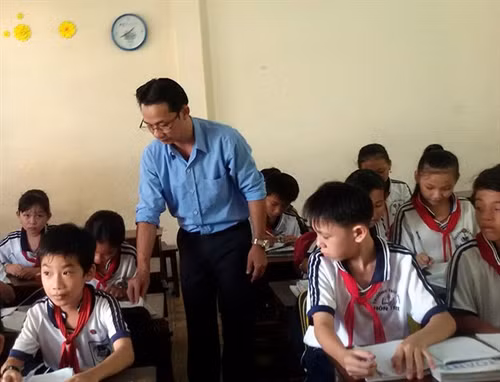 Thầy Phan Ngọc Vũ hàng ngày truyền đạt con chữ đến với học sinh xã đảo Hòn Tre