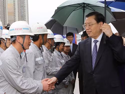 Chủ tịch Quốc hội Trung Quốc Trương Đức Giang với công nhân xây dựng công trìnhCung Hữu nghị Việt - Trung. Ảnh: Phương Hoa – TTXVN