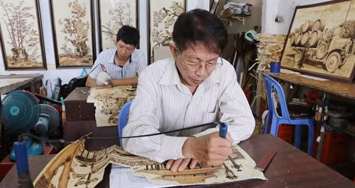 Ông Võ Văn Tạng, người “thổi hồn” vào tranh lá thốt nốt.