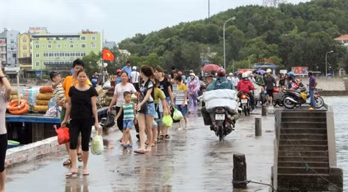 Khách du lịch ở đảo Cô Tô. Ảnh: Nguyễn Hoàng - TTXVN