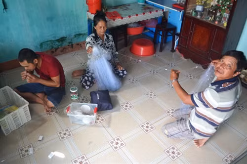 Gia đình ông Lê Văn Trực chuẩn bị đi câu đêm. Ảnh: N.Q.V