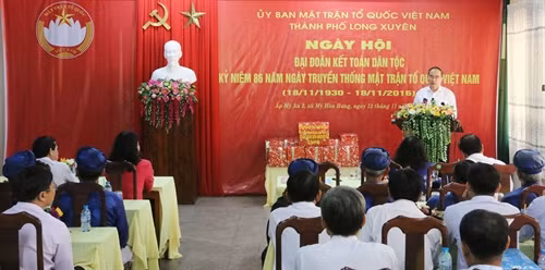 Chủ tịch Ủy ban Trung ương Mặt trận Tổ quốc Việt Nam Nguyễn Thiện Nhân phát biểu tại ngày hội Đại đoàn kết toàn dân tộc tại khu dân cư ấp Mỹ An 2, xã Mỹ Hòa Hưng, thành phố Long Xuyên (tỉnh An Giang). Ảnh: Công Mạo- TTXVN