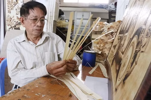 Ông Võ Văn Tạng kiểm tra chất lượng lá thốt nốt trước khi vẽ.