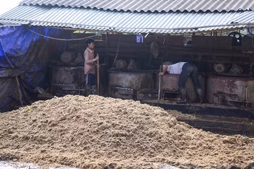 Cảnh nhếch nhác, bẩn thỉu tại một cơ sở chế biến dong riềng ở xã Nà Tấu.