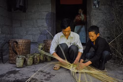 Từ bao đời nay, người dân ở thôn Má Chề, xã Sính Lủng huyện Đồng vẫn cần mẫn với nghề đan Quẩy tấu. Từ chỗ chỉ là nghề phụ mà giờ đây nghề đan quẩy tấu đã giúp người dân thôn Má Chề có thêm thu nhập và được công nhận làng nghề đan lát thủ công truyền thống.