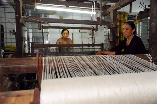 Bên cạnh phát triển sản phẩm đặc trưng theo phương pháp mới, nghệ nhân Phan Thị Thuận vẫn chú trọng gìn giữ sản xuất các mặt hàng tơ lụa truyền thống.