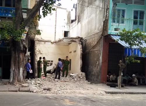 Hiện trường được phong tỏa phục vụ công tác khám nghiệm, điều tra nguyên nhân vụ tai nạn. Ảnh: Nguyên Linh-TTXVN