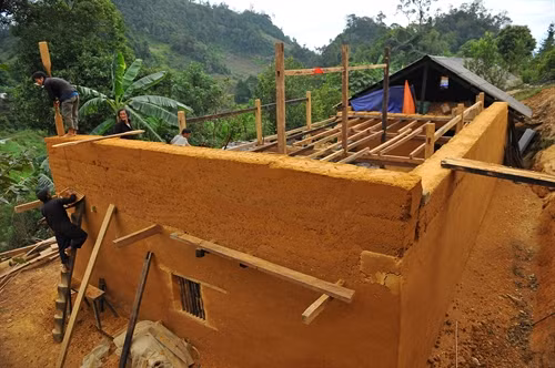 Với sự khéo léo, điêu luyện của đôi tay cùng sức mạnh của mình, những bức tường phía ngoài dần hiện lên một cách chắc chắn.
