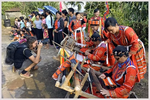 Thi dệt vải của phụ nữ Pà Thẻn.