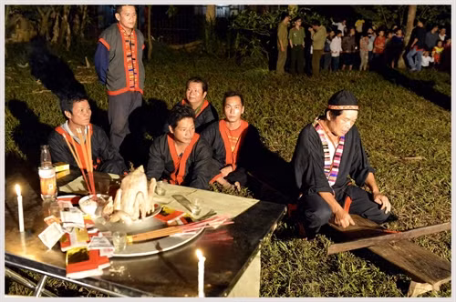 Nghi lễ cúng trời đất của người Pà Thẻn.