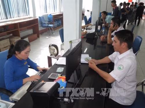 Từ ngày 10/11/2016, Công ty cổ phần Vận tải đường sắt Sài Gòn (TP.Hồ Chí Minh) mở bán toàn bộ đợt 2 với 17.500 vé tàu Tết Đinh Dậu 2017. Đây là số vé thuộc các toa tàu mà trước đó công ty đã tạm khóa để cải tạo, nâng cấp thành các toa chất lượng cao và hoàn thành sớm hơn so với kế hoạch là đầu tháng 12. Trong ảnh: Khách đến mua vé tại ga Sài Gòn. Ảnh: Hoàng Hải - TTXVN