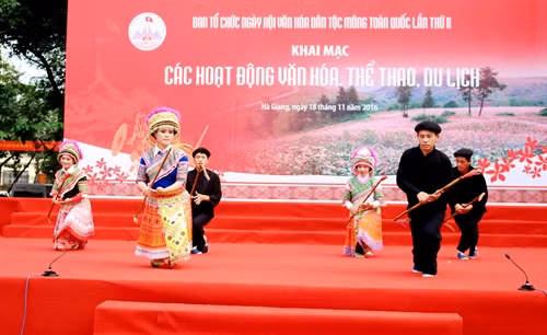 Đoàn Hà Giang với tiết mục múa gậy sênh tiền. Ảnh: Hồng Quảng - TTXVN