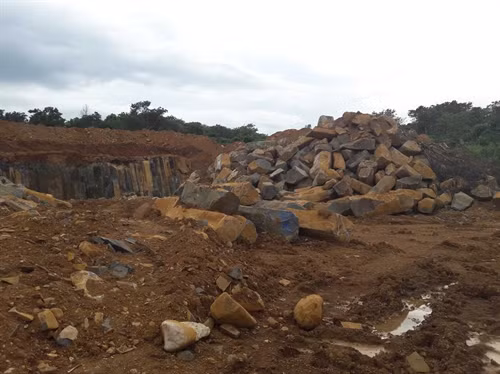 Khai thác đá trái phép tại khu vực tiếp giáp với thác Cột Đá. Ảnh: Hưng Thịnh - TTXVN