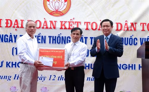 Phó Thủ tướng Vương Đình Huệ tặng quà cho khối Trung Hòa, phường Nghi Hòa và các hộ dân tiêu biểu. Ảnh: Tá Chuyên- TTXVN