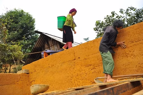 Tất cả các khâu để hoàn thiện một ngôi nhà trình tường đều được làm thủ công bằng tay mà không dùng bất cứ máy móc nào.