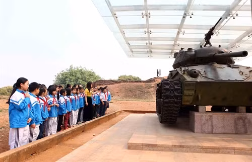 Một tiết học ngoại khóa môn Lịch sử của học sinh trường Tiểu học Hà Nội – Điện Biên Phủ tại di tích lịch sử đồi A1. Ảnh: Quý Trung – TTXVN