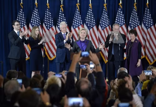 Bà Hillary Clinton (giữa) phát biểu tại New York, Mỹ sau khi kết quả cuộc bầu cử Tổng thống được công bố ngày 9/11. EPA/TTXVN