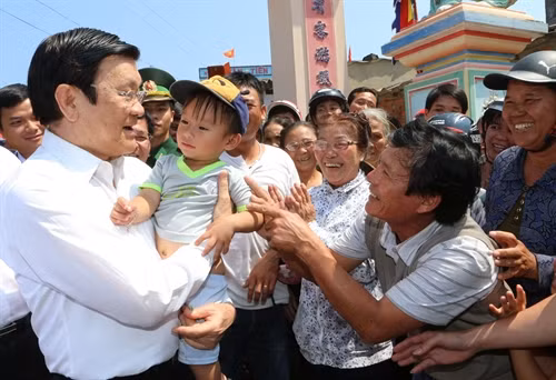 Chủ tịch nước Trương Tấn Sang thăm hỏi nhân dân huyện đảo Lý Sơn. Ảnh: Nguyễn Khang – TTXVN