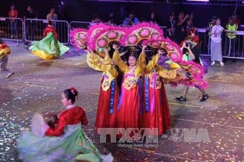 Các cô gái Hàn Quốc trong lễ diễu hành
