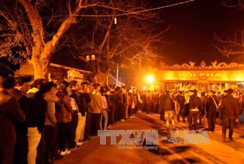Biển người chen chân xin ấn đền Trần - Nam Định ảnh 3