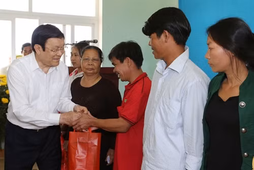 Chủ tịch nước Trương Tấn Sang tặng quà cho các hộ gia đình chính sách và hộ nghèo ở xã An Hải, huyện đảo Lý Sơn. Ảnh: Nguyễn Khang – TTXVN