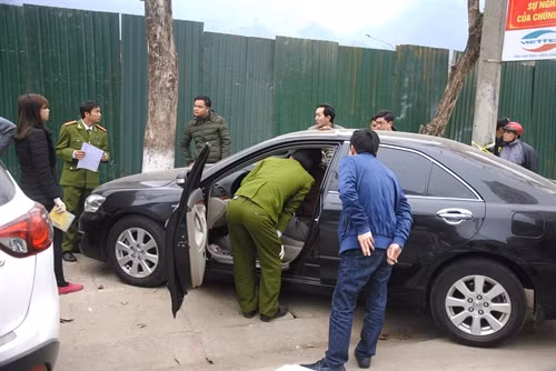 Cảnh sát điều tra Công an thành phố Hà Giang đang khám nghiệm hiện trường phục vụ công tác điều tra vụ án. Ảnh: TTXVN phát