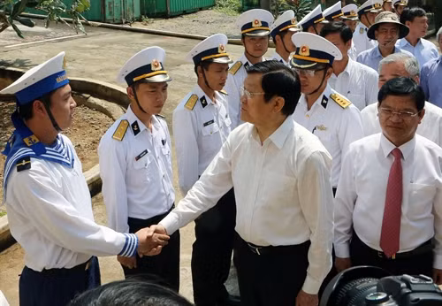 Chủ tịch nước Trương Tấn Sang thăm cán bộ, chiến sĩ Trạm Ra đa 18 (Bộ tư lệnh Hải quân) đâng làm nhiệm vụ trên đảo Lý Sơn. Ảnh: Nguyễn Khang – TTXVN
