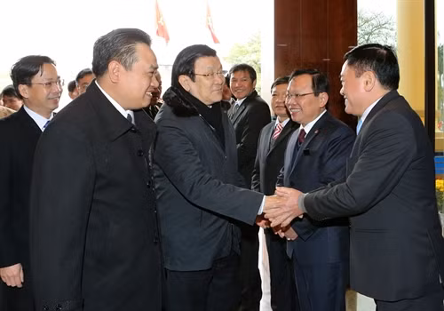 Chủ tịch nước Trương Tấn Sang với các đồng chí lãnh đạo tỉnh Lạng Sơn. Ảnh: Nguyễn Khang – TTXVN