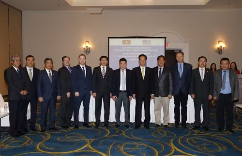Trước thềm Hội nghị Cấp cao đặc biệt ASEAN - Hoa Kỳ được tổ chức tại thành phố Palm Springs, bang California (Hoa Kỳ) từ ngày 15 đến 16/2/2016, ngày 15/2/2016 (theo giờ địa phương), Thủ tướng Chính phủ Nguyễn Tấn Dũng chứng kiến lễ ký Thỏa thuận hợp tác giữa Ngân hàng Đầu tư và Phát triển Việt Nam (BIDV) với Công ty Bảo hiểm Melifel; Hợp đồng cung cấp, phát triển sản phẩm thủy sản giữa Công ty Thủy sản Biển Đông với Công ty H2Origins SEAFOOD; và Hợp đồng hợp tác xây dựng thương hiệu khách sạn Park Hyatt tại Việt Nam giữa Tập đoàn Thai Group với Tập đoàn Hyatt. Ảnh: Đức Tám-TTXVN