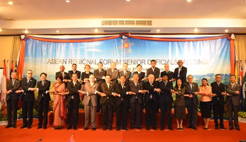 Các đại biểu tham dự SOM Diễn đàn Khu vực ASEAN (ARF) chụp ảnh chung: Ảnh: Nguyễn Chiến- TTXVN